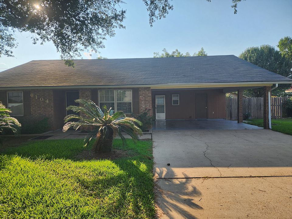 6104 Deerfield Dr. Front of the house