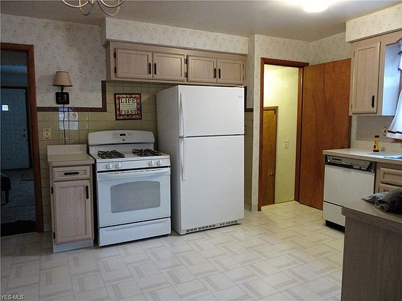 4th image of 391 E 262nd St