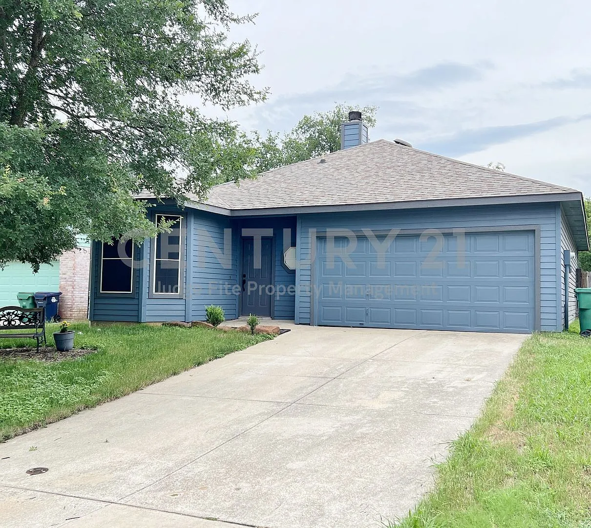 Spacious 3/2/2 in Denton Ready For Move-In! — Photo 1