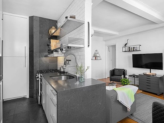 4th image of 50 W 106th St APT 15B