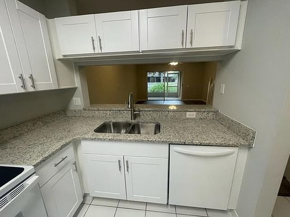 5th image of 1247 Throckmorton Dr