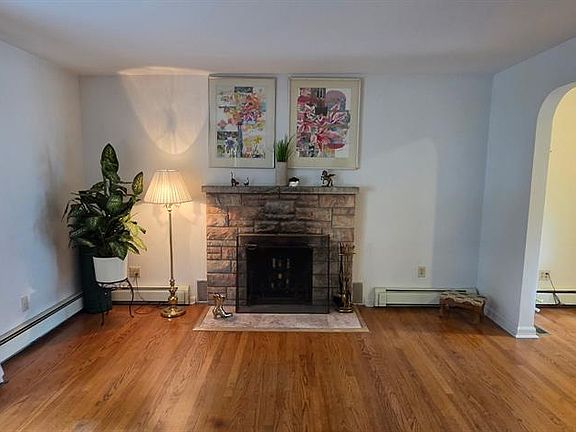 5th image of 727 Chestnut Street