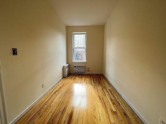 4th image of 52 W 88th St #4R