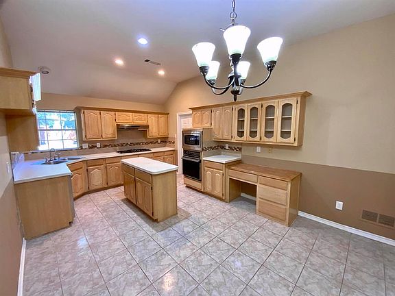 4th image of 850 Robin Meadow Dr