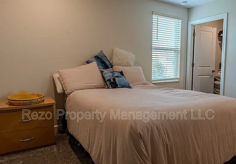 5 bed, 3284 sqft, $4,200 — Photo 3