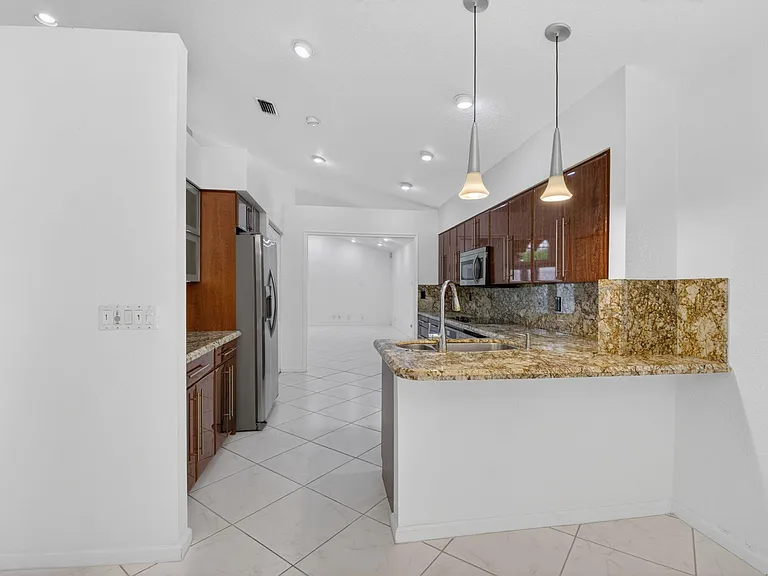 7558 Ironbridge Cir — Photo 105
