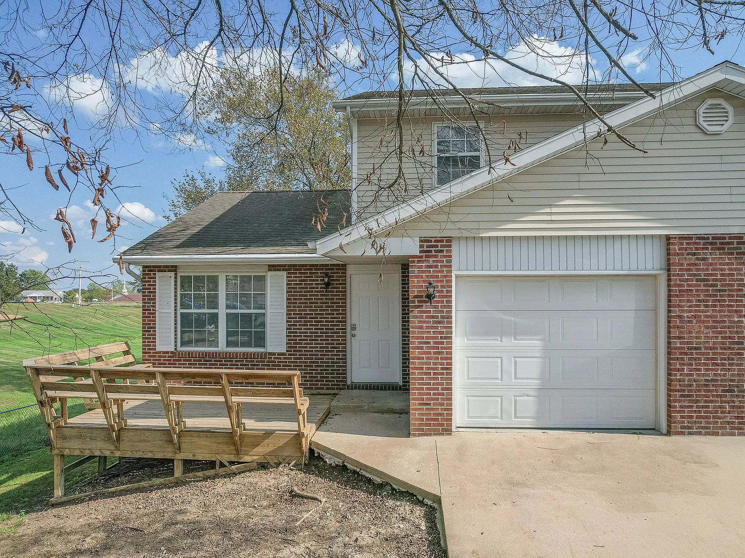 325 South Summit Drive - A — Photo 1