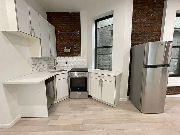 2nd image of 83 Henry St Unit Penthouse