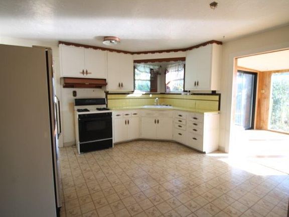3rd image of 4181 East St