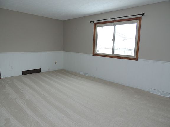 5th image of 4544 Marilyn St