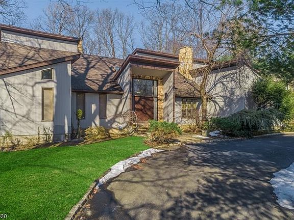 3rd image of 21 Aspen Dr