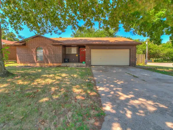 421 Woodland Dr, Midwest City, OK 73130