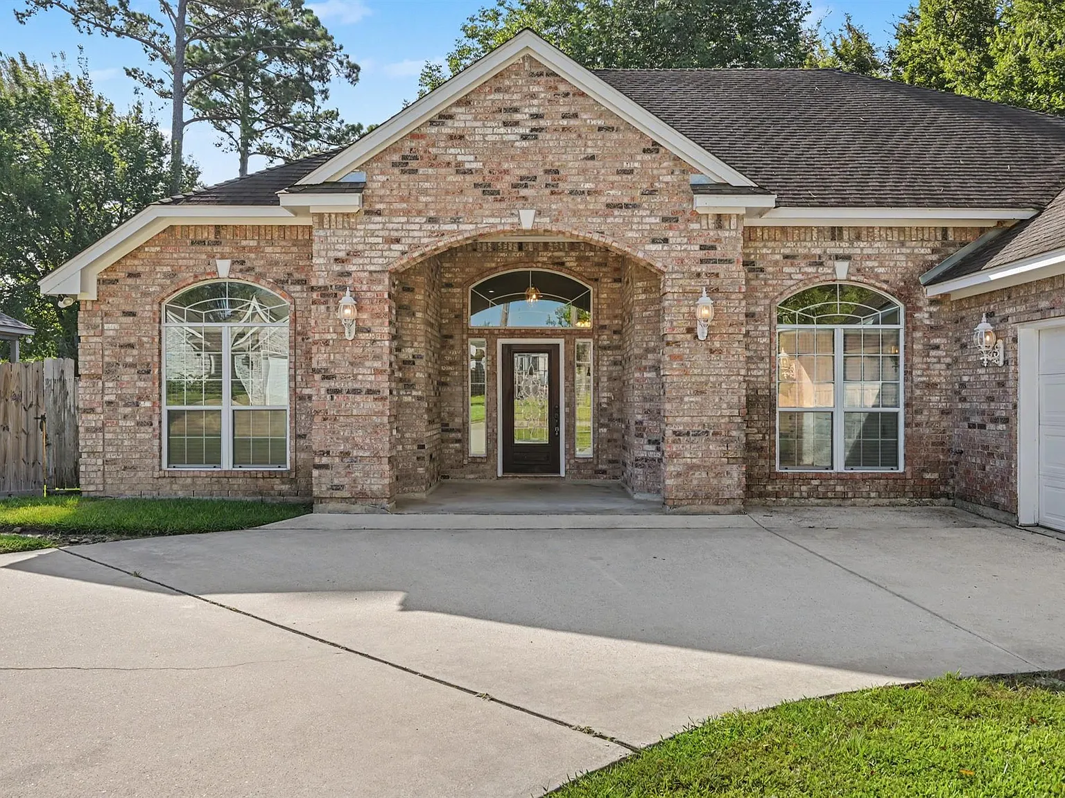 3 bed, 2.0 bath, 2227 sqft, $2,200 — Photo 3