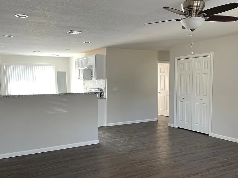 122 S Russell Ave — Photo 10