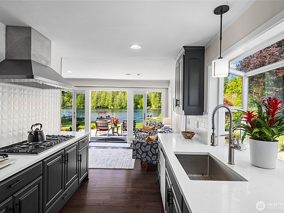 5th image of 2045 E Beaver Lake Drive SE