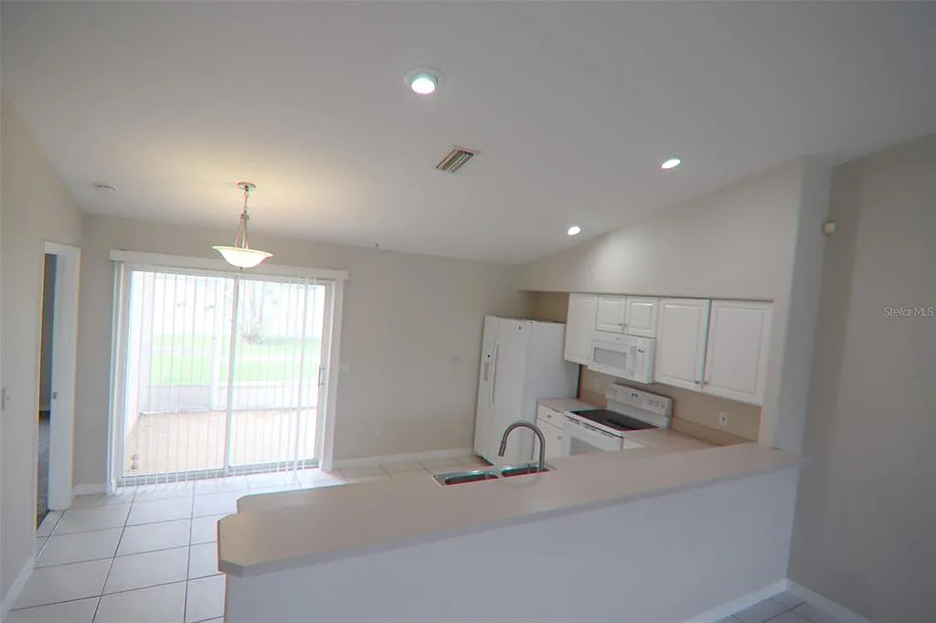 3 bed, 2.0 bath, 1294 sqft, $1,675 — Photo 2