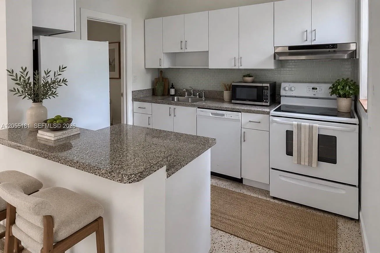 3 bed, 936 sqft, $3,350 — Photo 2