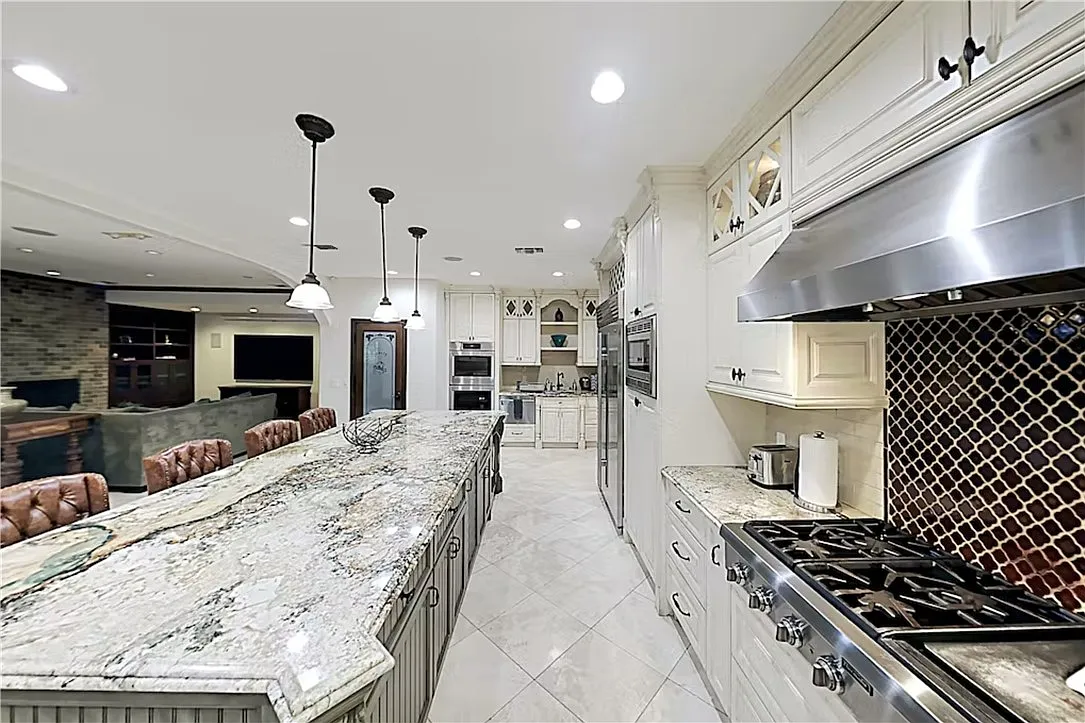 6 bed, 4.5 bath, 4086 sqft, $9,800 — Photo 4
