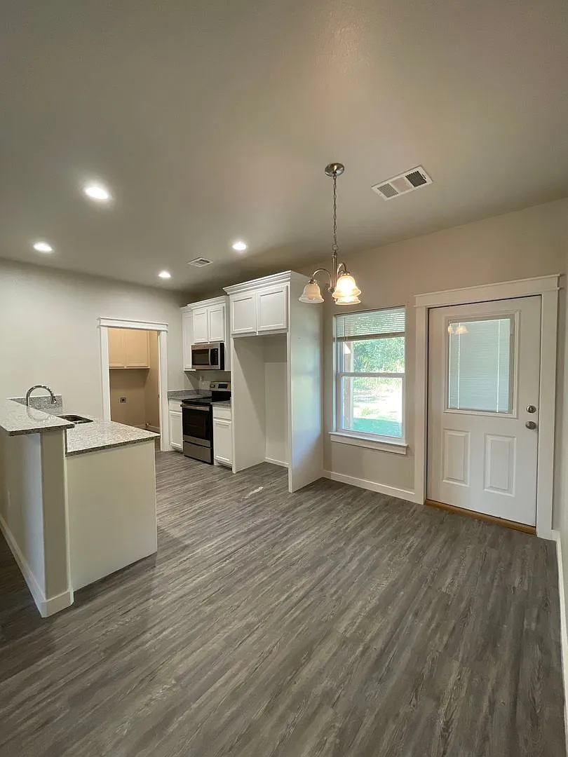 Cozy 3 bed, 2 bath close to Choctaw Casino — Photo 3