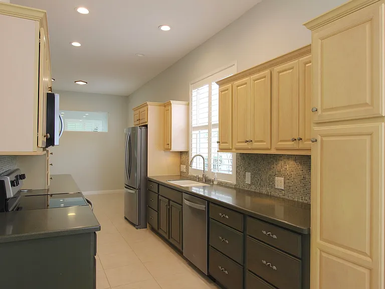 117 Hampton Cir — Photo 11