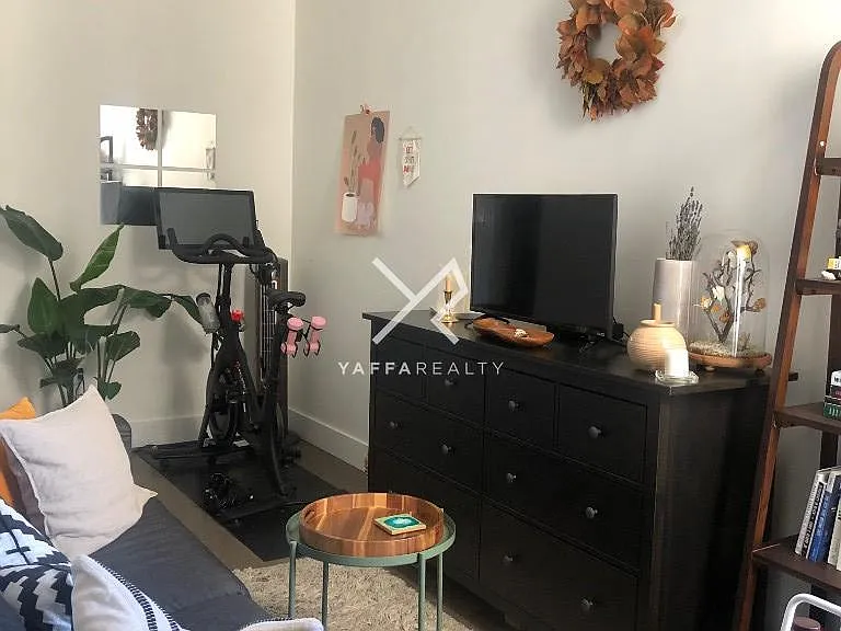 555 Hart St #2L — Photo 10
