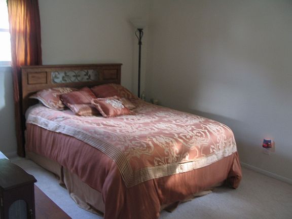 3rd image of 823 Holly Hedge Ave