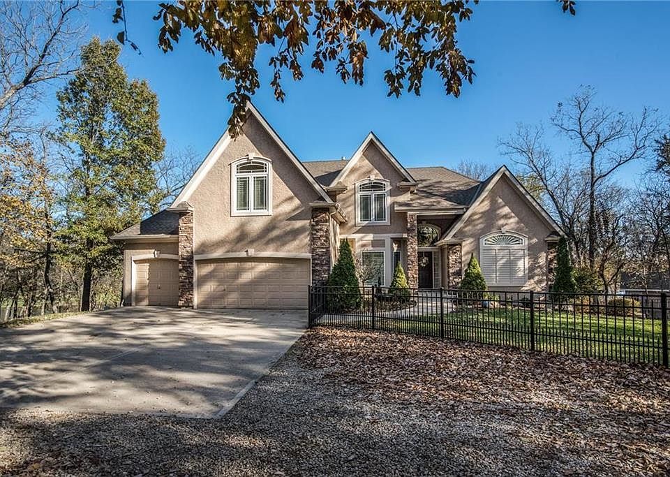 Welcome to quiet luxury and peaceful views.   917 NW 1751st Road is move-in ready.