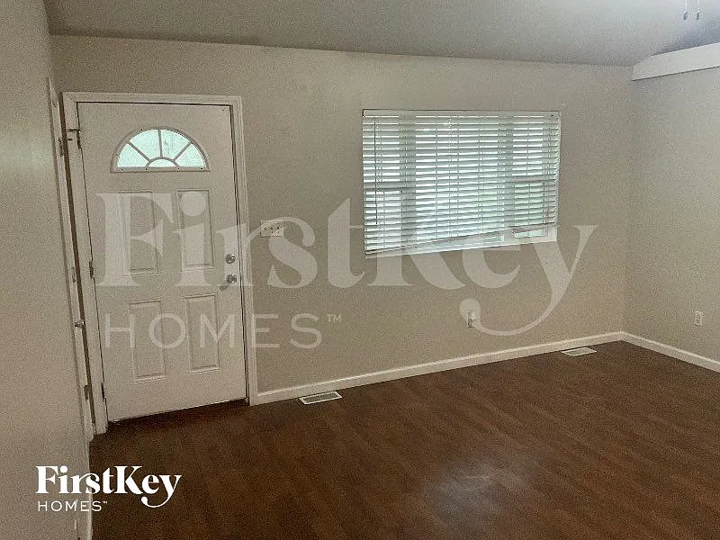 3 bed, 1.0 bath, 912 sqft, $1,635 — Photo 3