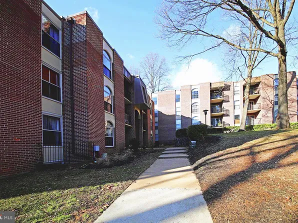 3318 Woodburn Village Dr APT 32, Annandale, VA 22003