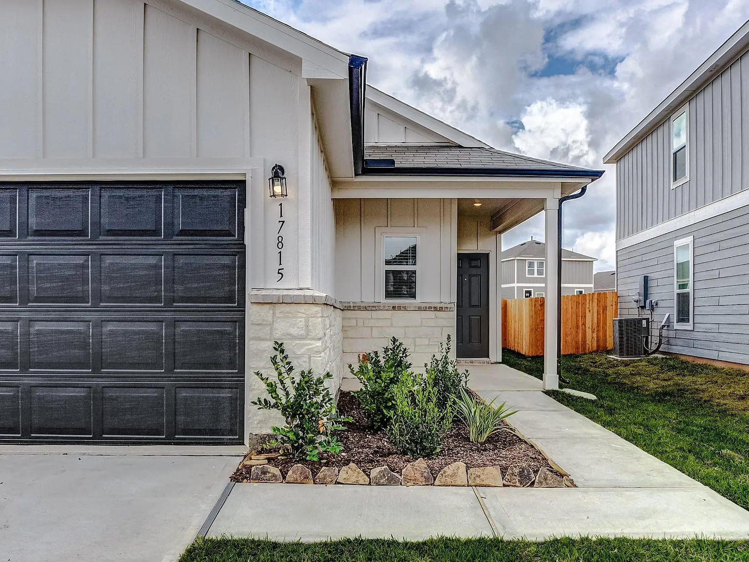 3 bed, 2.0 bath, 1238 sqft, $2,000 — Photo 2