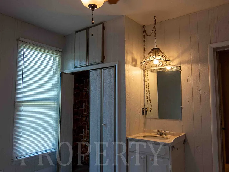 706 W 1st St — Photo 27