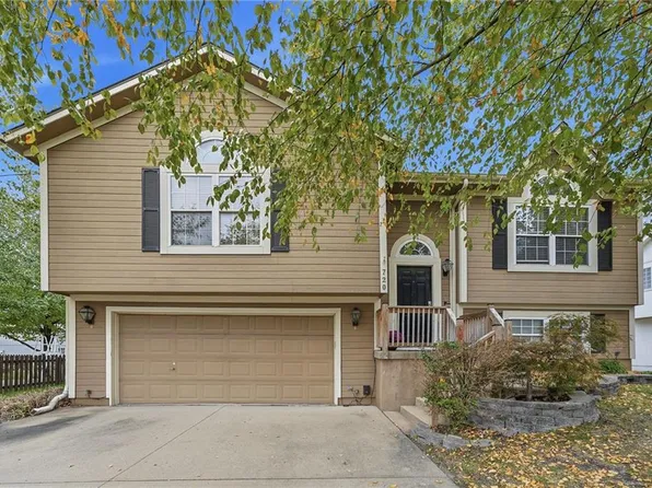 720 Shiloh Dr, Raymore, MO 64083