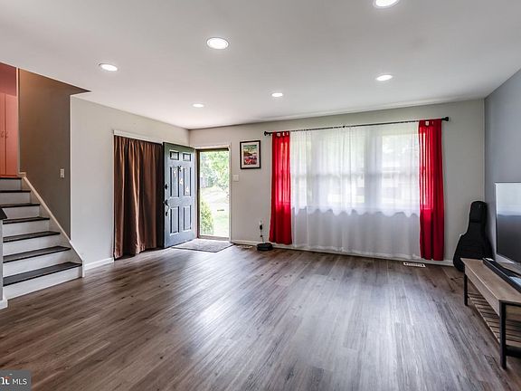 4th image of 144 Oak Pines Blvd