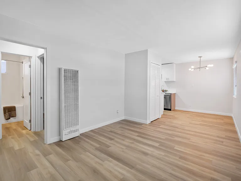 419 N Broadway — Photo 23
