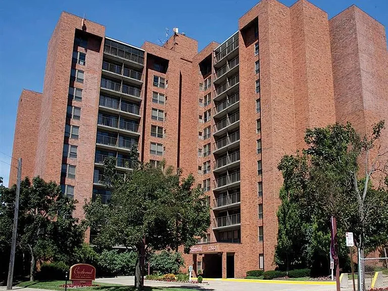 Castlewood Apartments — Photo 22
