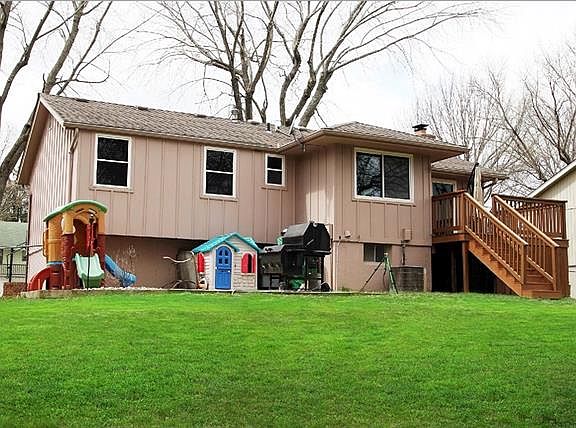 2nd image of 111 SE Crestwood St