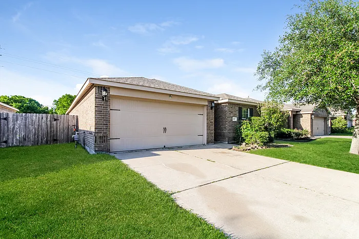 3 bed, 2.0 bath, 1393 sqft, $1,945 — Photo 2
