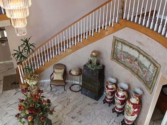 Bright, airy, welcoming foyer to showcase your artwork and special pieces