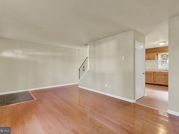 5th image of 34 Surrey Dr