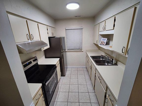 3rd image of 804 Pine Forest Trl