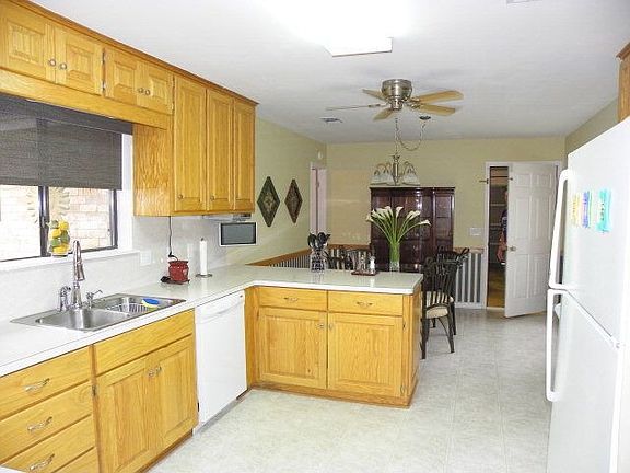 3rd image of 202 Spyglass Dr