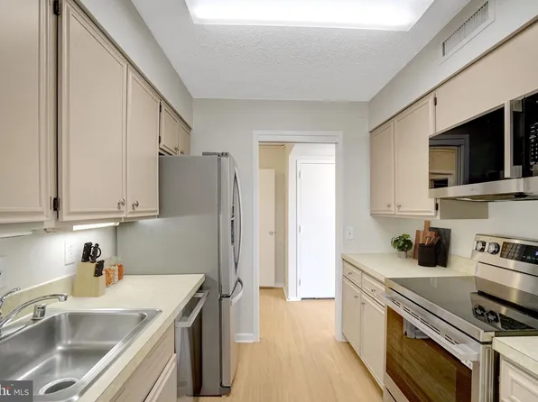 3800 Fairfax Dr APT 807, Arlington, VA 22203