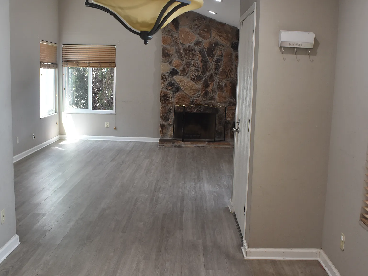 3 bed, 1372 sqft, $4,200 — Photo 4