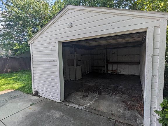 4th image of 17970 Lincoln Dr