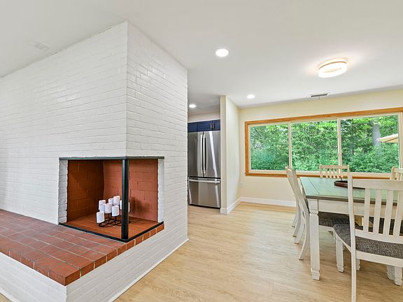 4th image of 719 Hanshaw Rd #2