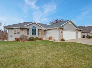 119 Lazy Lake Dr, Fall River, WI 53932