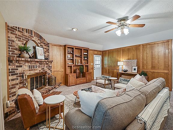 3rd image of 4211 Woodcrest Dr