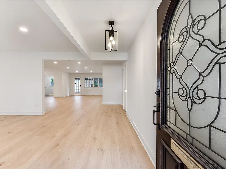 5946 Valkeith Dr — Photo 4