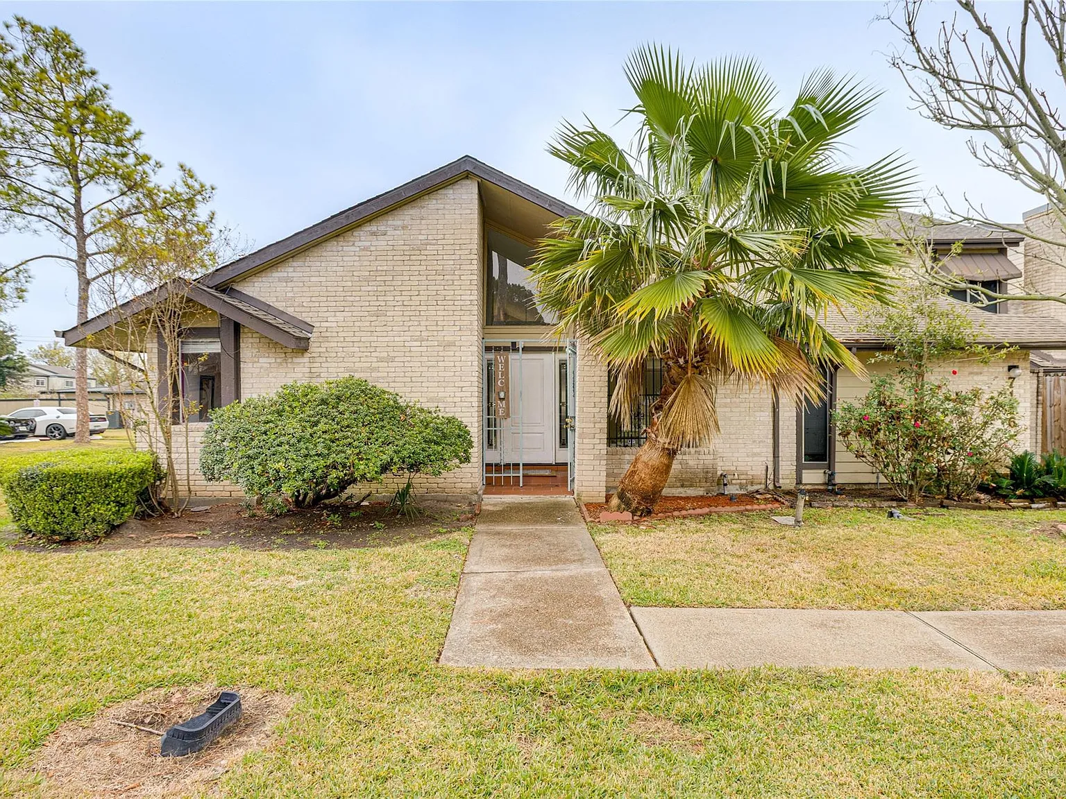 3 bed, 2.0 bath, 1550 sqft, $2,000 — Photo 2