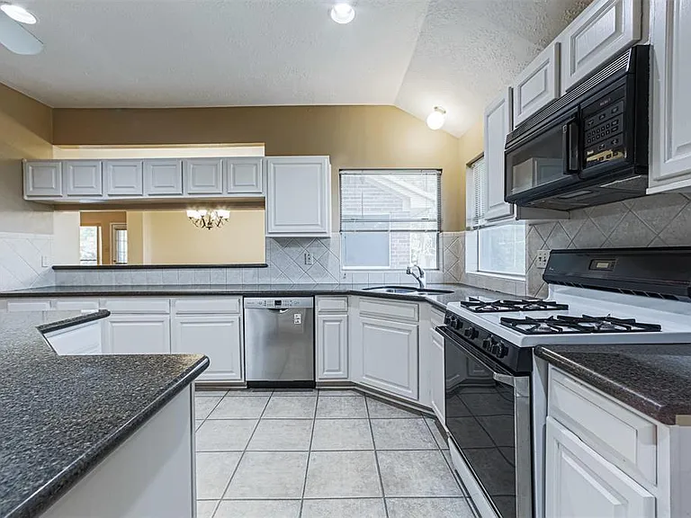 15802 Spruce River Ct — Photo 17